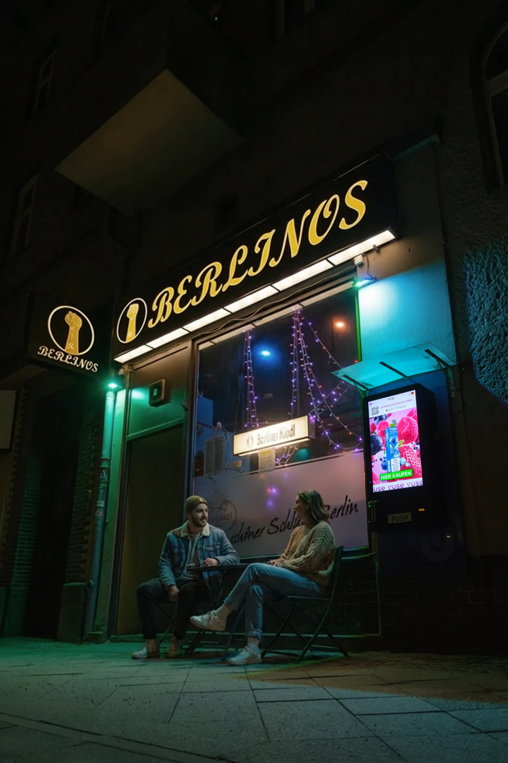 Berlinos Pizzeria in Berlin bei Nacht mit beleuchteten Schildern und urbaner Atmosphäre