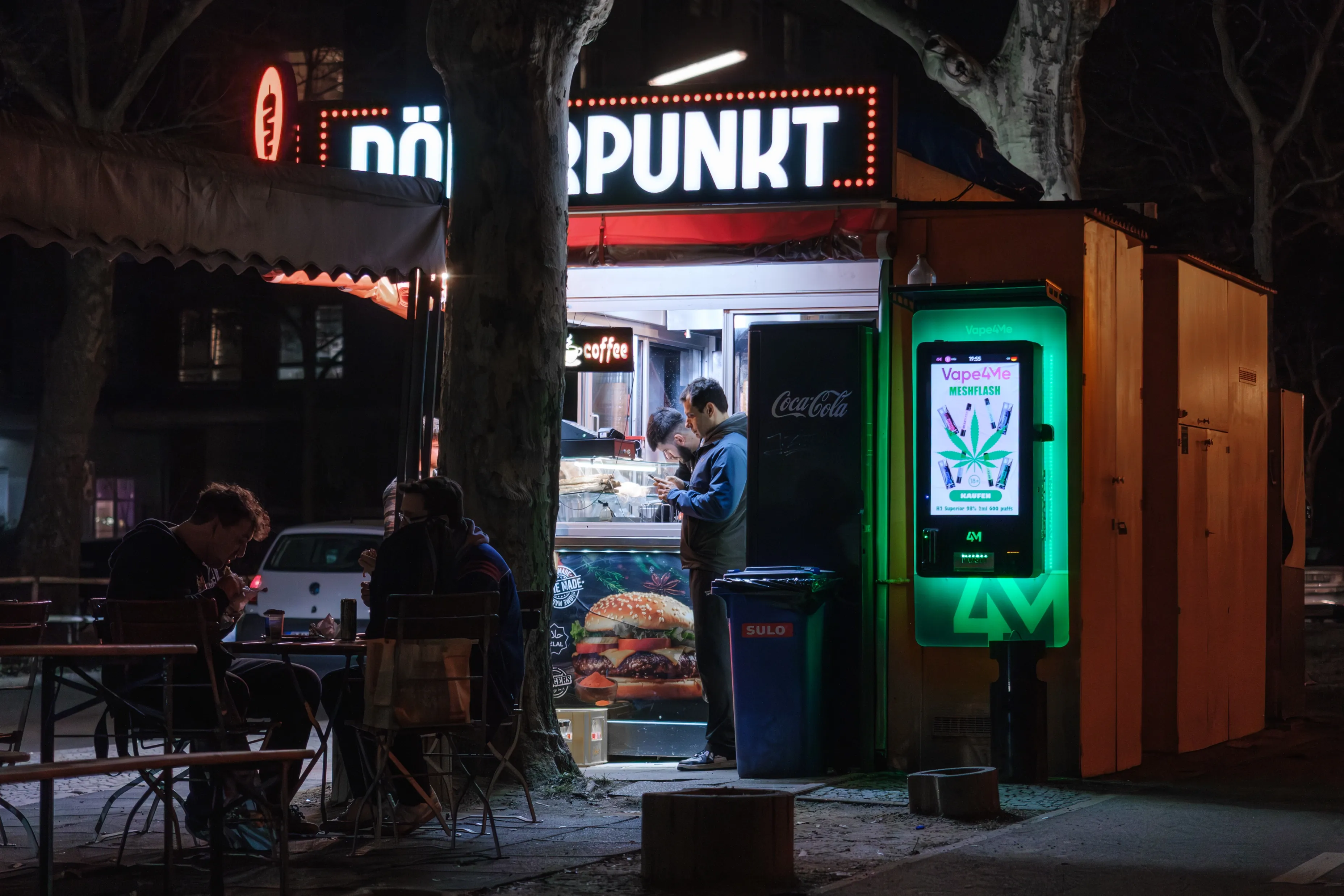 Dönerpunkt in Berlin mit grünem Vape4Me-Automat bei Nacht